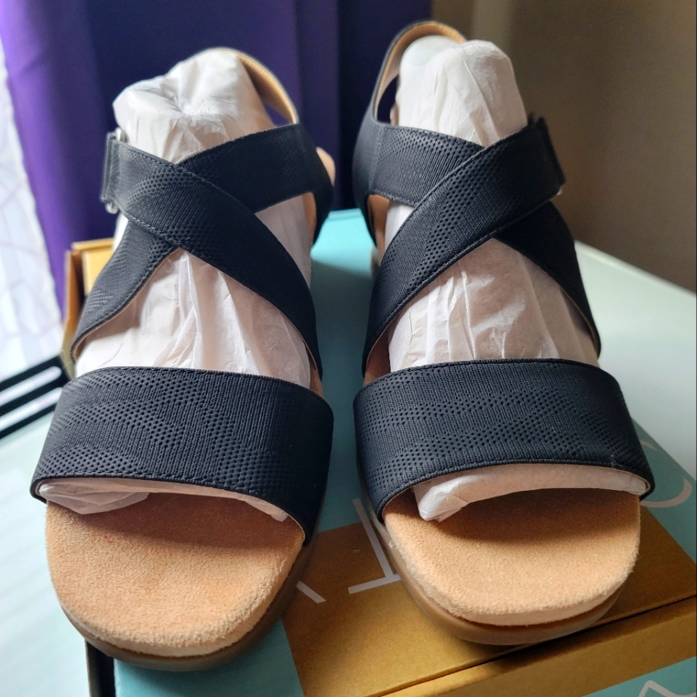 NEW Life Stride Woman's sandals size 8